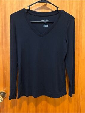 Jones & Co Women's Black V-Neck Long Sleeve Tee